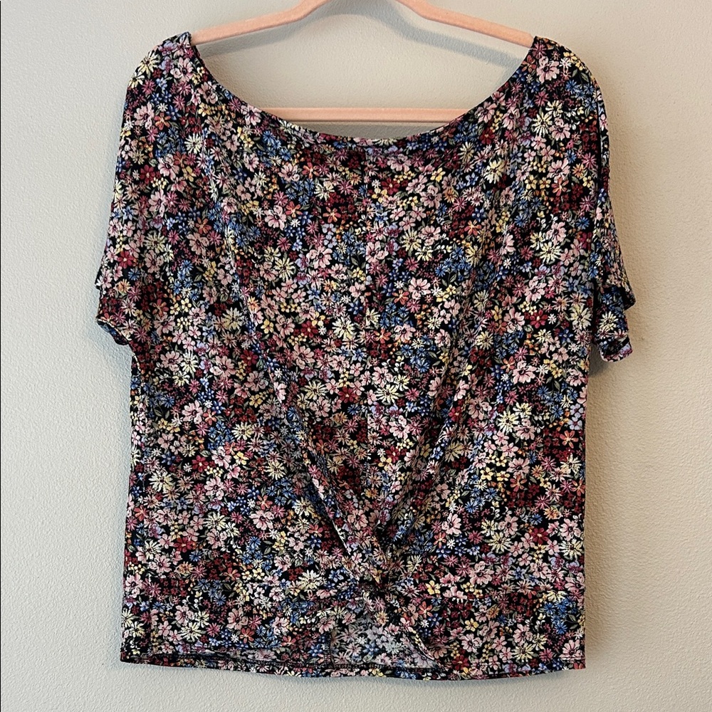 Day trip by Buckle Floral knotted Women's Short Sleeve Top Size Medium